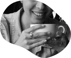 女性がコーヒーを飲んでいる